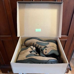 Vasque Clarion GTX Boot Brown NIB SZ11/44.5